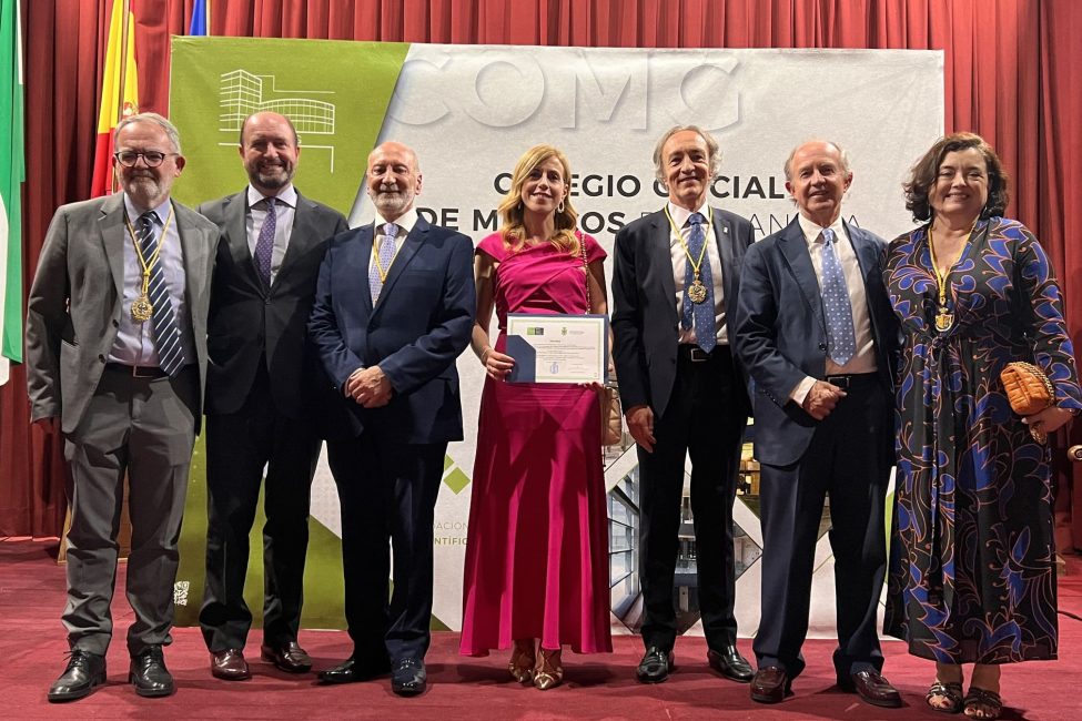equipo de mçedicos e investigadores de Teryos en la entrega del premio de investigación en Granada